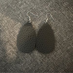 Leatherette drop black earrings